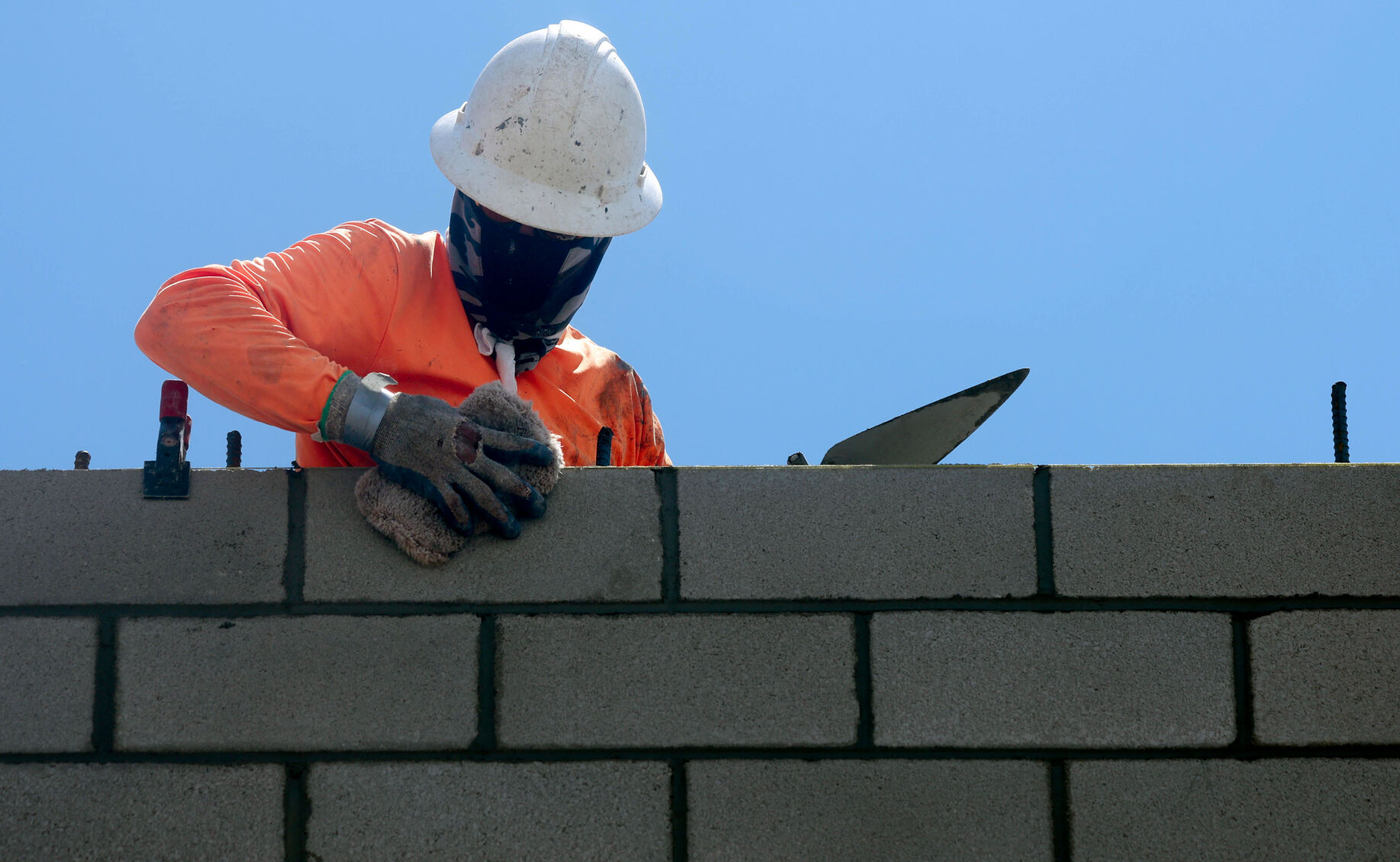 As ÃÛèÖÖ±²¥ swelters, workplace heat protections remain sparse